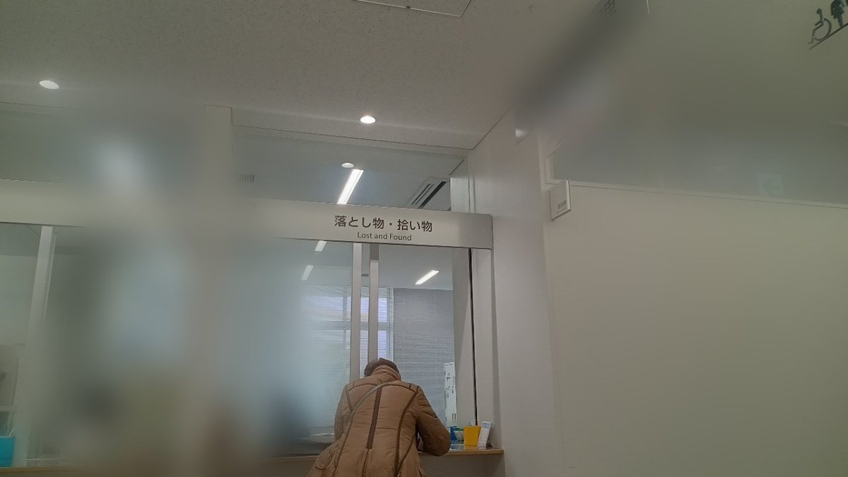 土曜日に母が、花屋に行った帰り財布を落としたと落ち込んでいました。
父のかたみの財布。
とりあえず警察に届け出を出しました。
さっき警察から連絡があり、財布が届けられたと。
中身はそのままに。
お礼を申し出たが、それもしなくていいと仰っていたそうです。
母は嬉しくて泣いていました。
