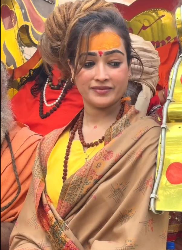 headlinesblive's tweet photo. #WATCH : ग्लैमरस साध्वी हर्षा रिछारिया ने महाकुंभ में मचाई सनसनी, लाखों की नौकरी छोड़ बनीं संन्यासिन
हर्षा रिछारिया आचार्य महामण्डलेश्वर स्वामी कैलाशानंदगिरी जी महाराज की शिष्य हैं। वह 2 साल पहले ही साध्वी बनी हैं। हालांकि, हर्षा रिछारिया सोशल मीडिया इन्‍फ्लुएंसर भी हैं। https://t.co/vuFTBQZ3K7