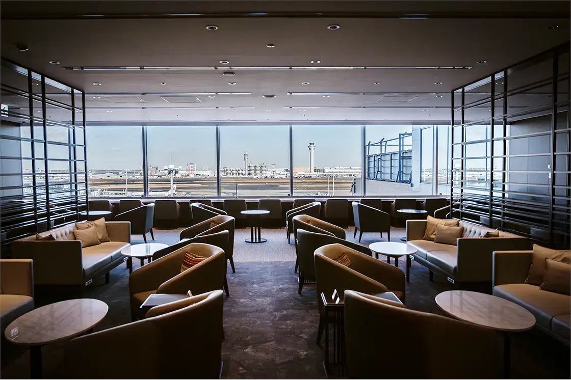 JALCardOfficial's tweet photo. 羽田・成田両空港の国際線JALファーストクラスラウンジが、APEXが認定する「WORLD CLASS LOUNGE」に選出されました( ´ω`)/🎉

世界最高水準のラウンジでどう過ごせるのか、「agora plus」で徹底リポートしています！
お試し版は👇
https://t.co/mvztt5YB73 https://t.co/57UQk6CWoY