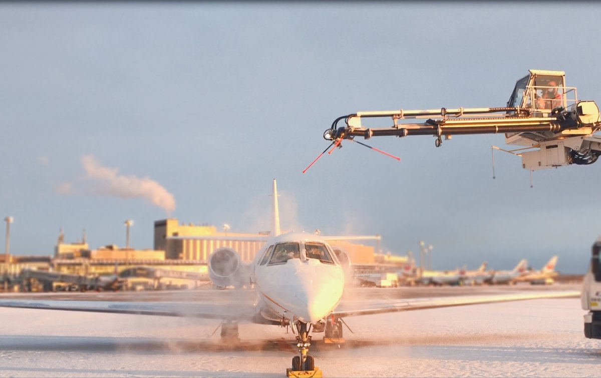 aerotoyota_1955's tweet photo. /
冬の空港ならではの光景❄️
\
雪の日は防除雪氷剤を撒き、除雪しながら翼をコーティングすることで雪が積もらないよう対策をします💡
冬季運航では様々なところで安全への工夫が施されているんですよ😊
見かける機会があればご注目くださいね✨
#C680
#朝日航洋
Have a safe flight🚁 https://t.co/bgyTyRSUpr