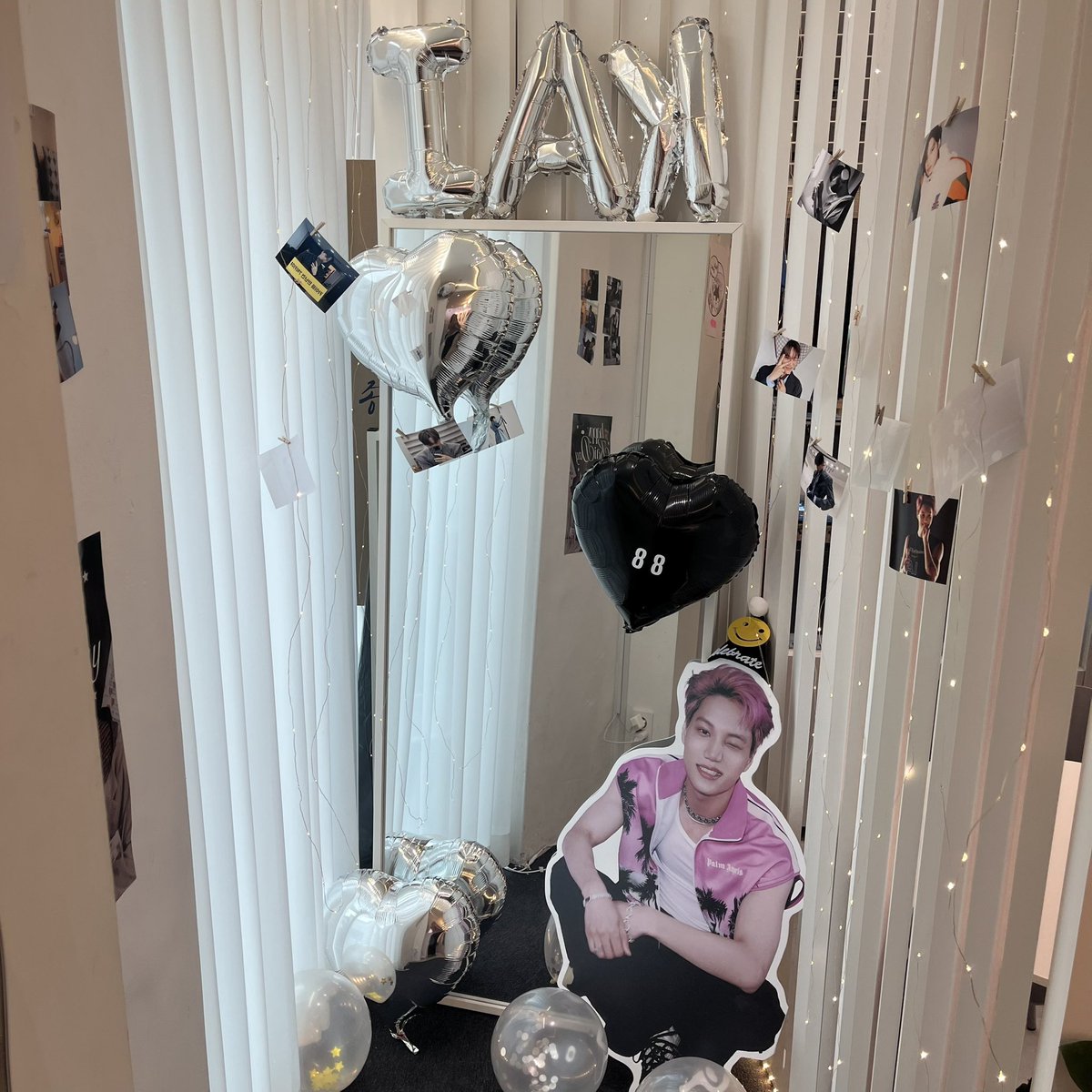 xoxo_jeyng's tweet photo. 📍STARKLING 
아담한 공간에 가득차 있던 종인이 사진들!!
트리에 걸려있던 종인이 사진이랑 귀여운 포토존까지 너무 잘 꾸며져 있어서 사진 왕창 찍었슴니다👍🏻
선착특전으로 다마고치 키링까지 받아서 완전 럭키🍀

#따뜻한_종인이의_겨울생일
#종인아_생일축하해
@zkdl_hbd https://t.co/zAXB7W1z9L