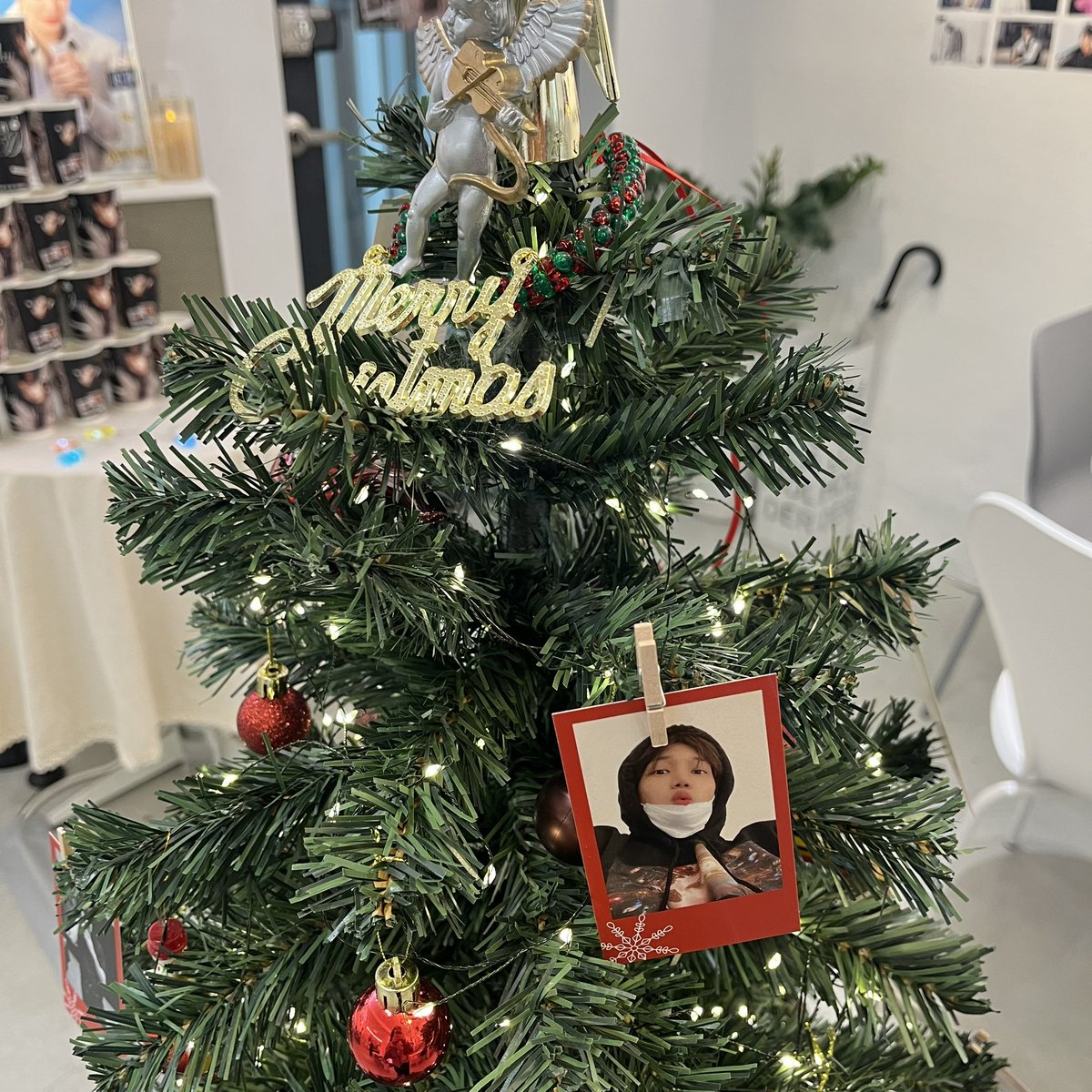 xoxo_jeyng's tweet photo. 📍STARKLING 
아담한 공간에 가득차 있던 종인이 사진들!!
트리에 걸려있던 종인이 사진이랑 귀여운 포토존까지 너무 잘 꾸며져 있어서 사진 왕창 찍었슴니다👍🏻
선착특전으로 다마고치 키링까지 받아서 완전 럭키🍀

#따뜻한_종인이의_겨울생일
#종인아_생일축하해
@zkdl_hbd https://t.co/zAXB7W1z9L