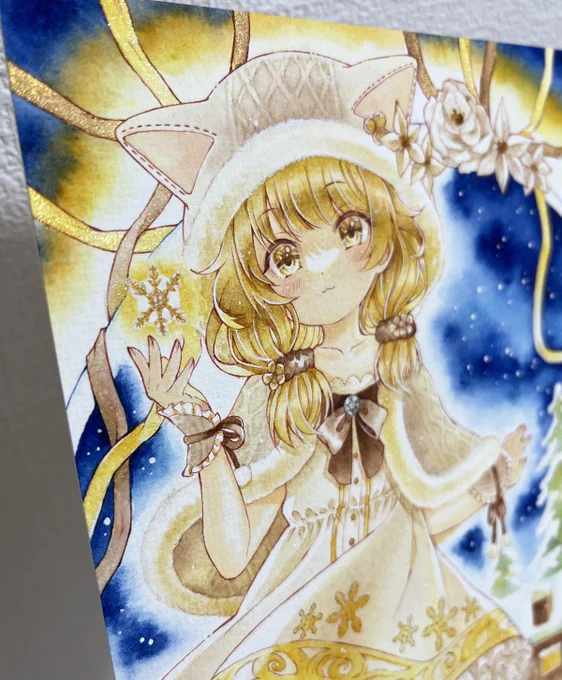今回もアクセントとしてキラキラ絵具を使っています リボンと雪の結晶マーク、あと胸元の宝石をキラキラさせました～!