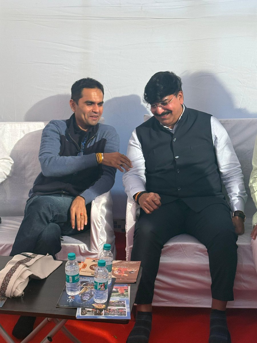 swankhede_IRS's tweet photo. Parampujya Jagadguru Naredracharya Maharaj gives us his blessing to carry out anti Drugs drive more aggressively. His work in NashaMukti Abhiyaan is highly inspirational.
Also, had a lengthy discussion with Shri @itsrahulshewale regarding the drug menace. He too shared his concern regarding the same.
#drugfreenation #india #jaihind