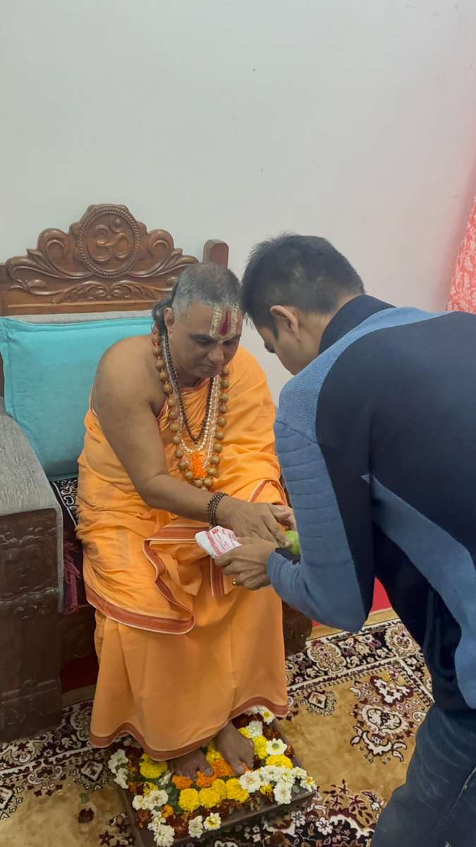 swankhede_IRS's tweet photo. Parampujya Jagadguru Naredracharya Maharaj gives us his blessing to carry out anti Drugs drive more aggressively. His work in NashaMukti Abhiyaan is highly inspirational.
Also, had a lengthy discussion with Shri @itsrahulshewale regarding the drug menace. He too shared his concern regarding the same.
#drugfreenation #india #jaihind