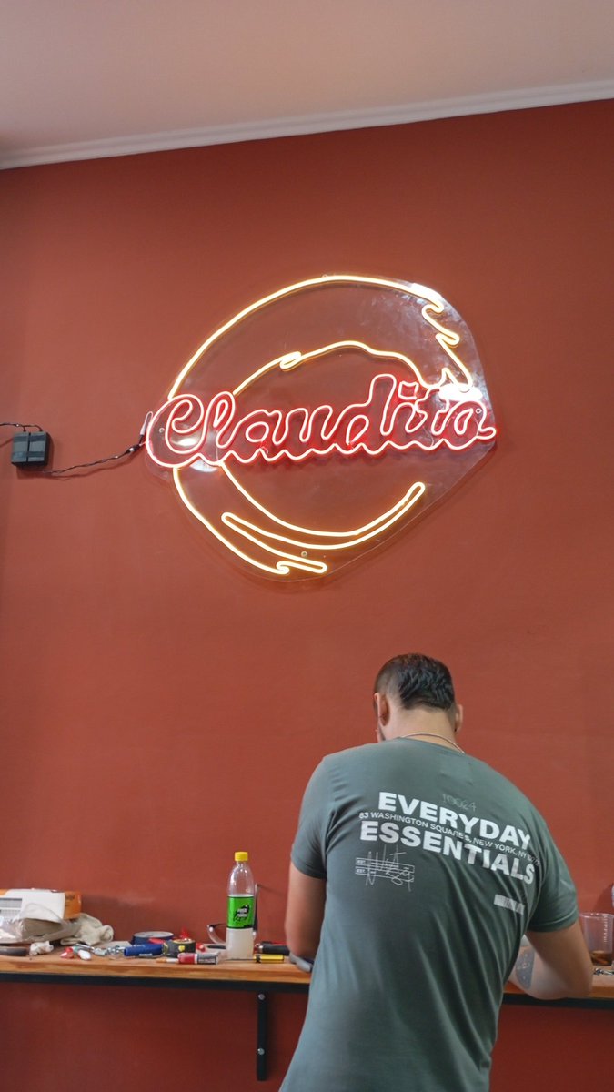 S94Lucas's tweet photo. Y llegó el día, después de 5 años de espera, empezamos a trabajar.
De lunes a lunes de 9hs a 17hs los esperamos en la cafetería #Claudito... en Avellaneda centro🍷 https://t.co/Eb9NcYxND5