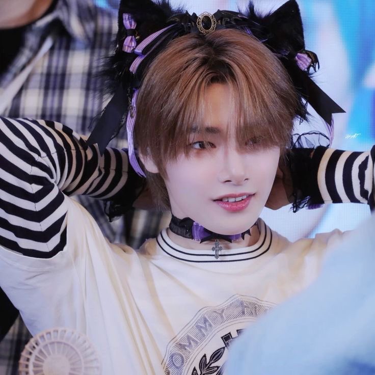 hello, chat !! ^__^ do you guys want another video later ?? >~<