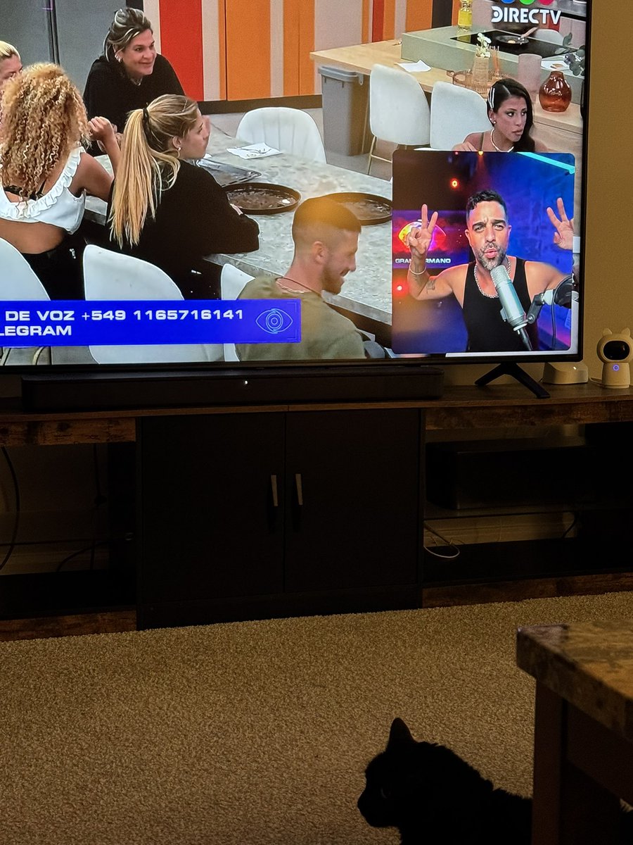 alebossio's tweet photo. Poggi, acá una uruguaya mirándote desde Philadelphia Pennsylvania. Soy una de los más de 100k mirándote. #GHXPOGGI https://t.co/APHZVPxAXq