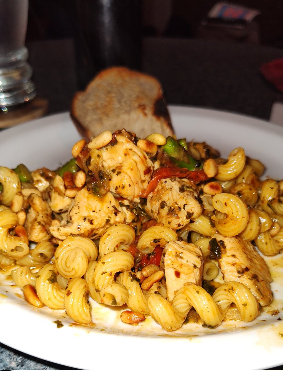 Autotrix24's tweet image. Made my White Wine, Lemon, Garlic, Tomato &amp;amp;  Basil sauce along with Cavatappi Pasta, Asparagus &amp;amp; Italian seasoned Chicken topped with toasted Pine Nuts for dinner. 
Adding  @flatironpepper 4 blend pepper flakes gives it a nice kick!
Amazazing Dinner!
2 plates!😋
#ChefSteve 👩🏻‍🍳🤙🏻💜