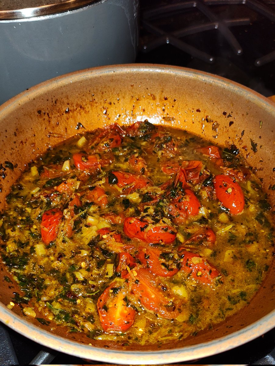 Autotrix24's tweet image. Made my White Wine, Lemon, Garlic, Tomato &amp;amp;  Basil sauce along with Cavatappi Pasta, Asparagus &amp;amp; Italian seasoned Chicken topped with toasted Pine Nuts for dinner. 
Adding  @flatironpepper 4 blend pepper flakes gives it a nice kick!
Amazazing Dinner!
2 plates!😋
#ChefSteve 👩🏻‍🍳🤙🏻💜