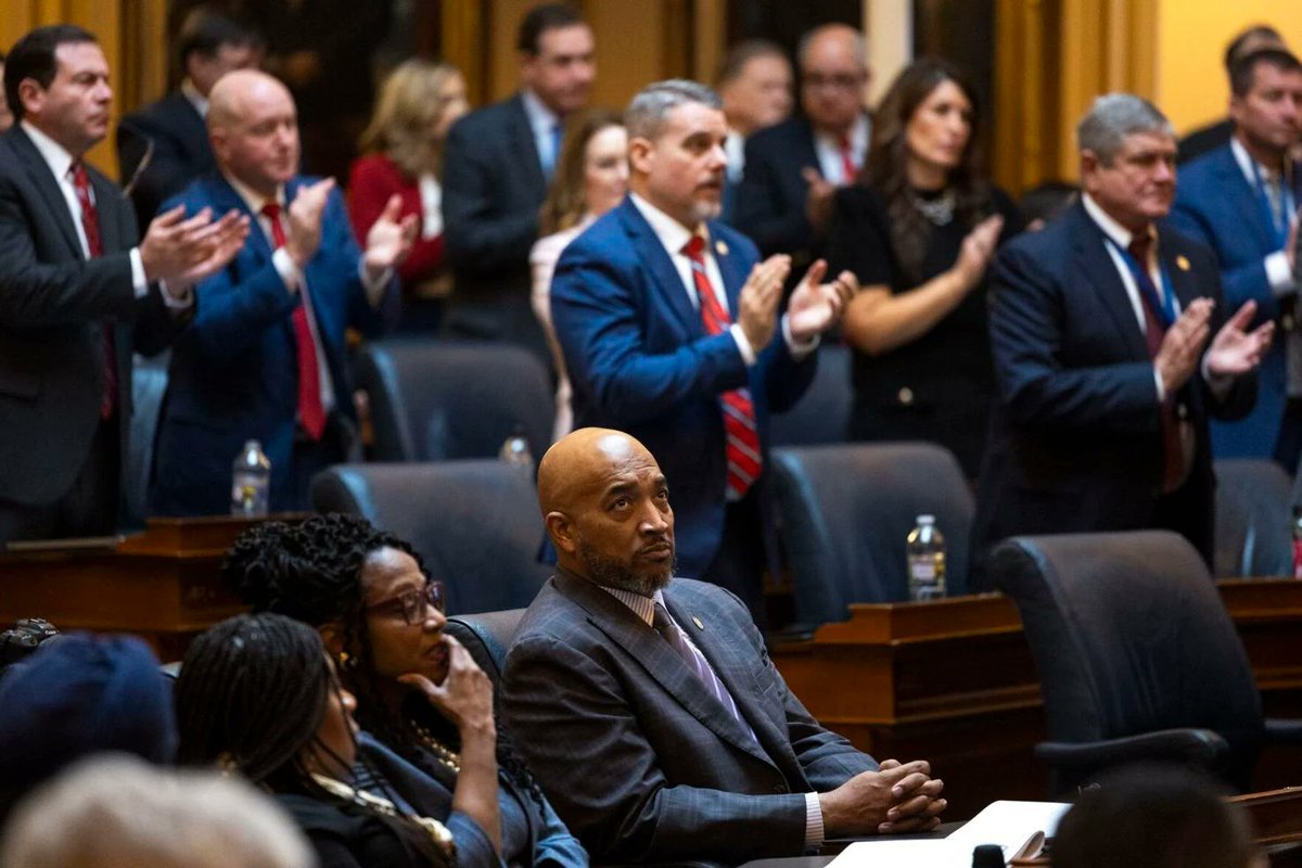 thedrmikejones's tweet photo. Thankful for the first full day of this General Assembly session. @mikekropfphoto captured it oh so well. Let's get to work improving our economy, delivering first-class education in every neighborhood, and making all of our communities safer. 
#shortsession
#GA2025 https://t.co/4tmrNABOXd