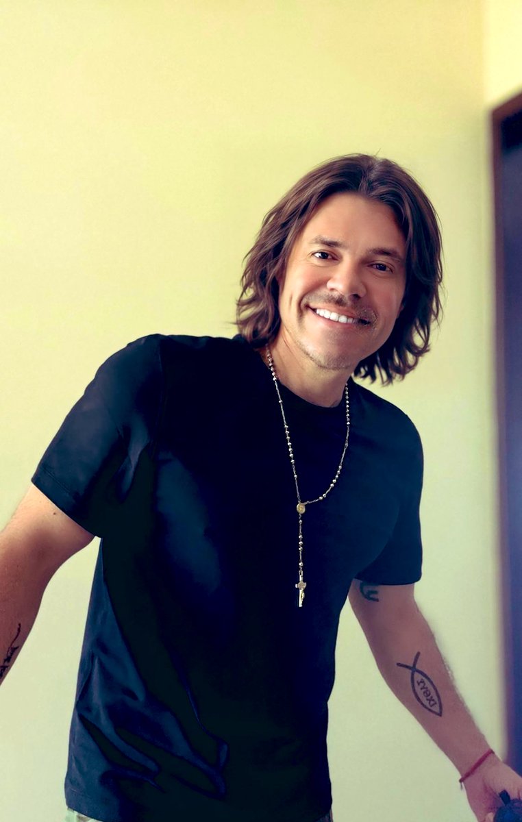 j_medina37's tweet photo. le pedí a la inteligencia artificial ser el 5to #Beatle y me hizo esta foto..🤝 https://t.co/NMteeI0Sj5