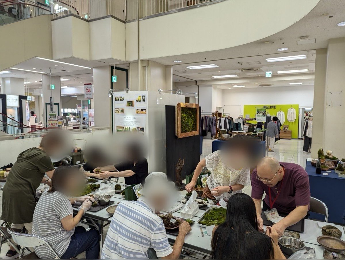 inubouz_P's tweet photo. 1月18日(土)・19日(日)はラゾーナ川崎
ユニディラゾーナ川崎店さんの入口で苔アートのワークショップを開催します。
小竹が全苔アート作品に使う苔専用の床材と室内用苔アラカルトのセット商品も併せて販売します。
お近くの方は是非足を運んで頂ければと思います。
#苔 
#苔ワークショップ 
#苔アート https://t.co/BaLn7t0tQy