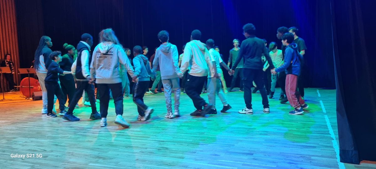 Projet Brumes avec le Pavillon de la Sirène pour les classes de 6G2 et 5G2 : À la confluence du jazz et des musiques traditionnelles françaises, Brumes invite à voyager à la frontière des imaginaires...