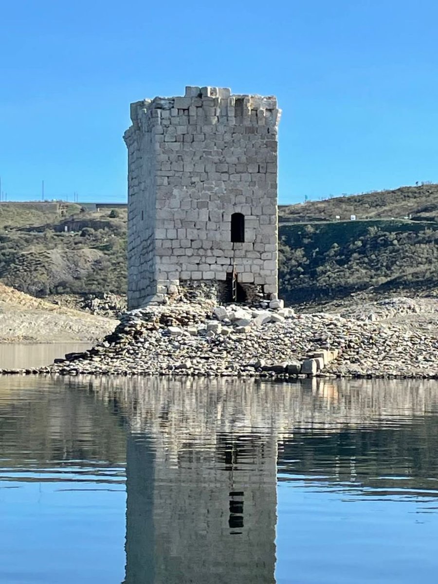 ‼️ Iberdrola vacía el embalse de Alcántara en pleno invierno ‼️
Riesgo para PN Monfragüe, el Tajo y nuestro suministro de agua este verano. ¡Basta ya de estos saqueos! 💧 

Así está ahora mismo la Torre de Floripe. ¿Alguna vez lo viste tan bajo?