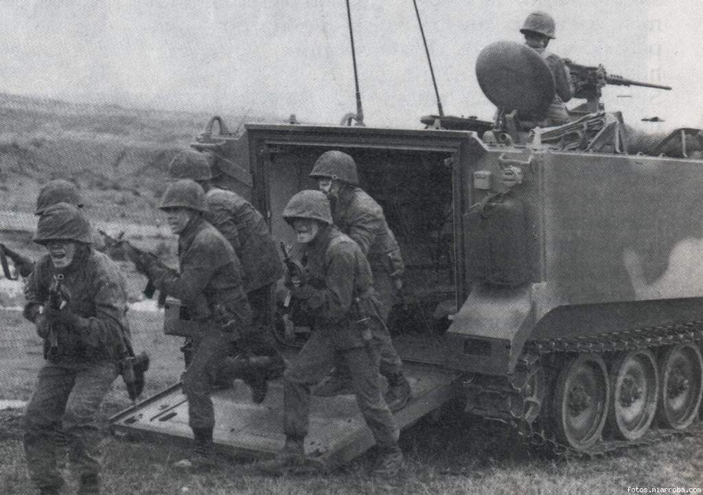 Escuadra de infantería chilena <a href="/Ejercito_Chile/">Ejército de Chile</a> #ejercitodechile desembarcando de un carro M113, sur de Chile, años 70.