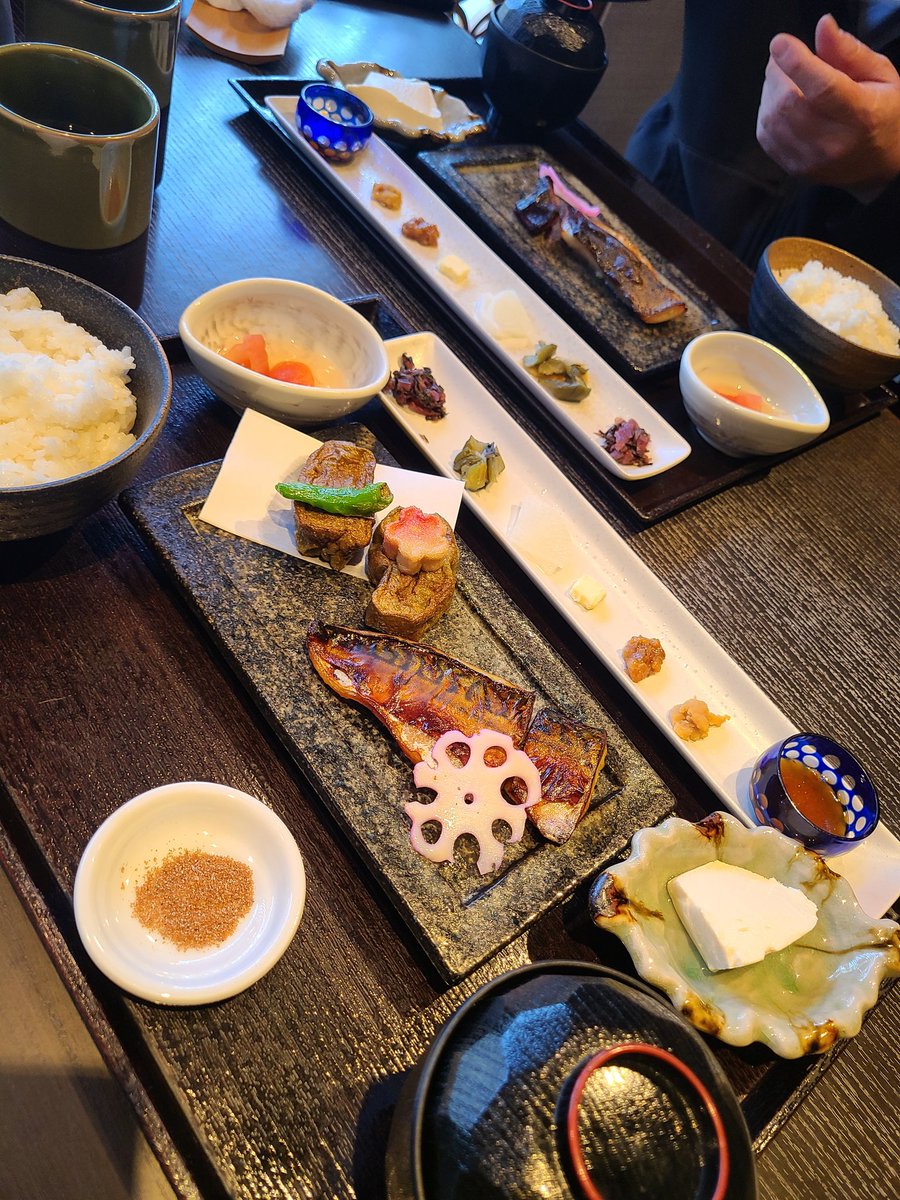 tameshiteya's tweet photo. 今年も美味しいホルモンを買い付けに出町柳まで。
ランチは気になっていた西京焼のお店。
お漬物とお味噌を味わいました。
京都らしさ満点のお店。

創業百五十周年記念祭ですって。
うちは独立して二十二年。百は無理でも三十年は目指したいです。
 #田辺宗 https://t.co/FAxZxi69xH