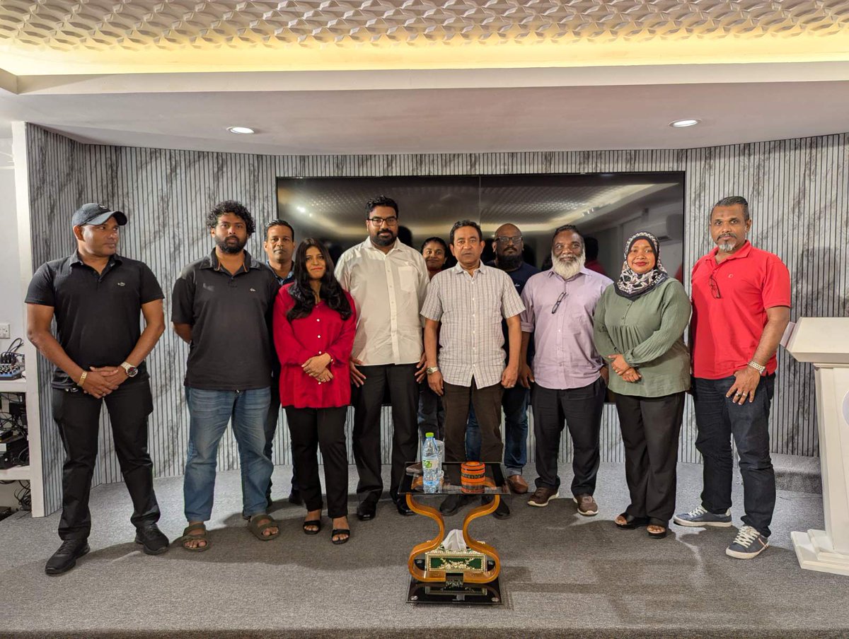 i_s0ba's tweet photo. Had a meeting between housing NGOs with President Yameen regarding housing solutions in the Male' area. Our ideologies differ as he believes in high rise towers, while we advocate for a land-based approach like the Binveriya scheme. However, we agreed that the current government lacks the capability to effectively implement the Binveriya scheme given under President @ibusolih's leadership. #BinveriyaScheme