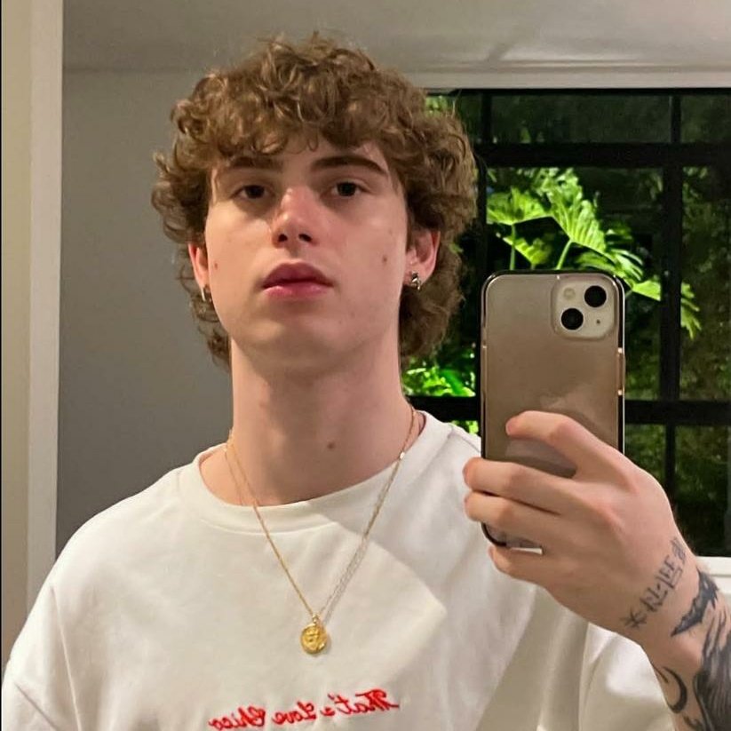 baseuniversoz's tweet photo. ⠀⠀
⠀⠀nome: noah belcourt 
⠀⠀@linadiaba
⠀⠀idade: 18
⠀⠀pronomes: ele/dele
⠀⠀sexualidade: gay
⠀⠀casa: 02
⠀⠀shape: lucas andrade
⠀⠀ https://t.co/zrUJZ3b3j2