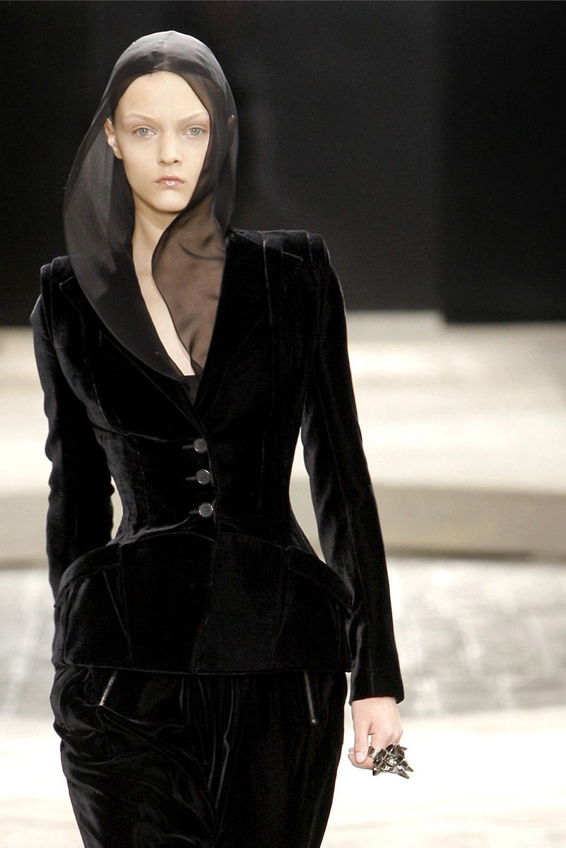 binzbysolange's tweet image. Givenchy Fall 2009 Couture by Riccardo Tisci. #runthatback
