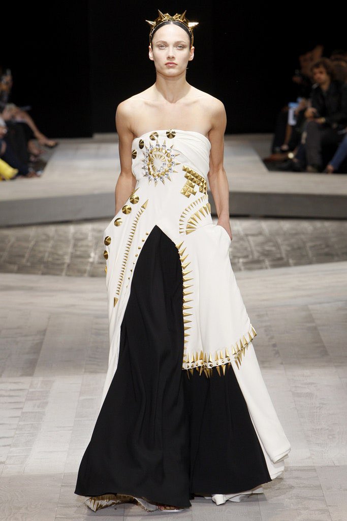 binzbysolange's tweet image. Givenchy Fall 2009 Couture by Riccardo Tisci. #runthatback