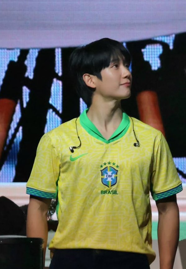 sagitariwoo's tweet image. ele amou mesmo a gente né? até postou fotos do fm e com a camisa do brasil. volta vida😭