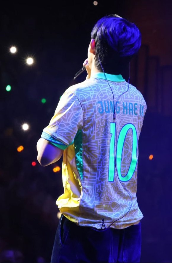 sagitariwoo's tweet image. ele amou mesmo a gente né? até postou fotos do fm e com a camisa do brasil. volta vida😭