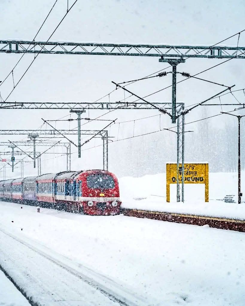 drmsdah's tweet photo. Good morning - Majestic capture of a DEMU rake passing through heavy snowfall at Qazigund Station in the scintillating Kashmir valley - in Ferozpur (proposed Jammu) Division of Northern Railway https://t.co/NEPdVtv7kh