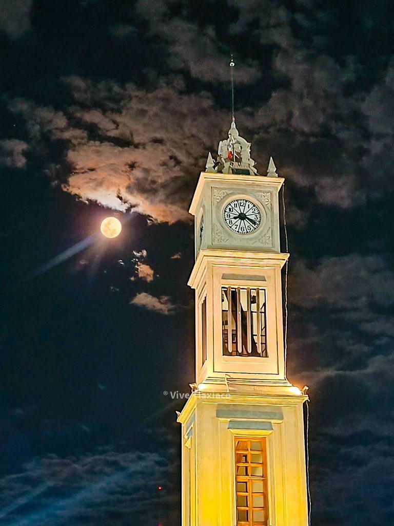 CentralQNoticia's tweet photo. 🌕 Así luce la primera #Luna llena del año #2025, la #LunaDelLobo luce espectacular en algunas regiones de #Oaxaca. 

Compártenos tus fotos de la luna en los comentarios.

📸 Redes

#CentralQNoticias #Oaxaca #Noticias
https://t.co/LtmWu6tIyB https://t.co/qtHJORyAYD