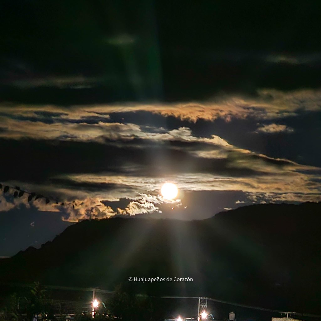 CentralQNoticia's tweet photo. 🌕 Así luce la primera #Luna llena del año #2025, la #LunaDelLobo luce espectacular en algunas regiones de #Oaxaca. 

Compártenos tus fotos de la luna en los comentarios.

📸 Redes

#CentralQNoticias #Oaxaca #Noticias
https://t.co/LtmWu6tIyB https://t.co/qtHJORyAYD