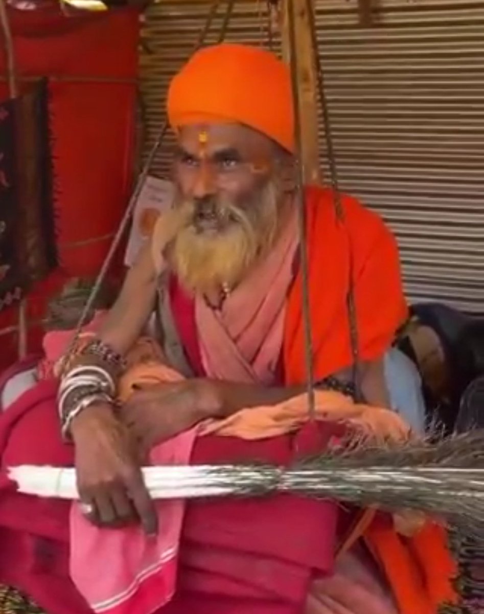 यहां X वाले भी कुछ YouTuber पत्रकार हैं, उन्हें बता दो कि 

महाकुंभ में सावधानी से सवाल पूछना नहीं तो बाबा लोग तगड़े में रेल रहे हैं😂😂

पहले एक YouTuber की एक बाबा जी ने चिमटा से रिलाई की और अब एक बाबा जी ने मोर पंखों से दूसरे YouTuber को धुन दिया😂😂

YouTuber पत्रकारो सावधान