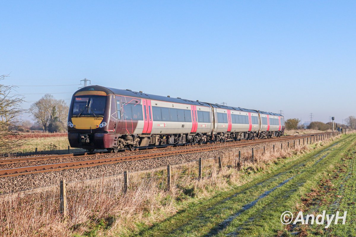holtona72's tweet image. #TurbostarTuesday 2 more @CrossCountryUK 170s ✅️ for 📸 at Uffington on Saturday. 170106 with 1N51 11.00 Cambridge to Birmingham New Street &amp;amp; 170105 on 1L36 10.22 New Street to Cambridge within a minute of each other &amp;amp; 15mins before the GBRF tug. #CrossCountryTrains 11/1/25