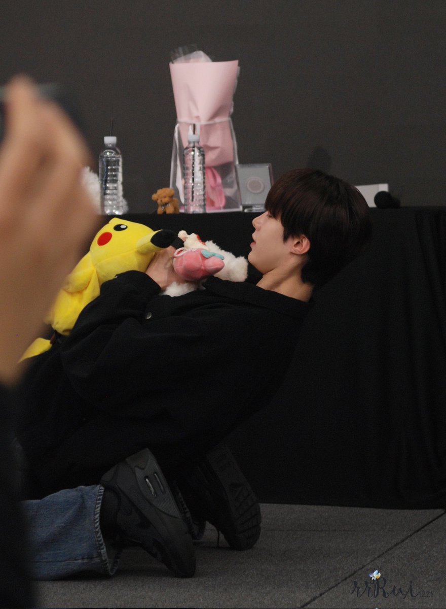 rrrui1228's tweet photo. 어떤 포즈에서도 멋지고 귀엽고 예쁜  루이
한 장을 고를 수 없어서 다 올립니다🥹
#XLOV #엑스러브 #루이 #Chenkuanjui #천관루이 https://t.co/ednfvYzGYC