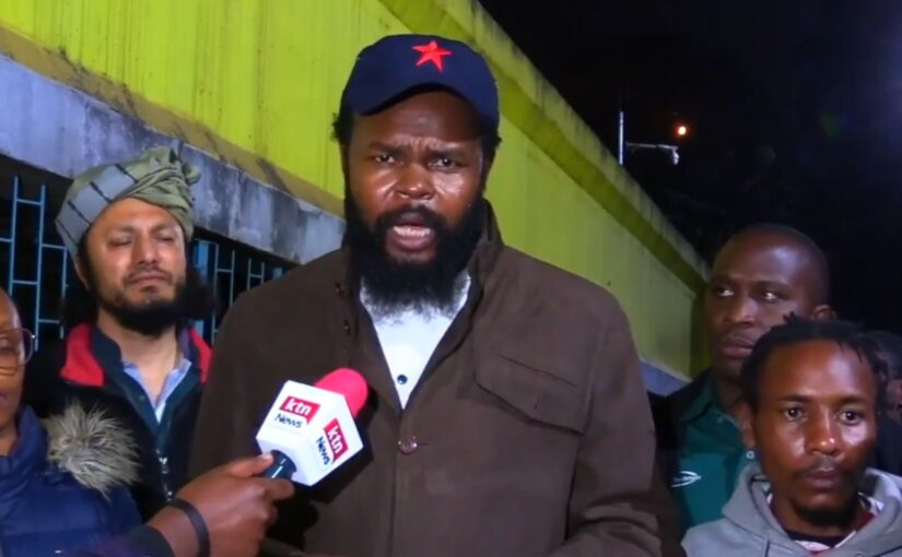 MamboMseto254's tweet photo. Vocal anti-gov't activist Booker Ngesa narrowly escapes abduction, shoots at assailants who are forced to flee.

Watch 👇👇 https://t.co/pC0B3iznSK