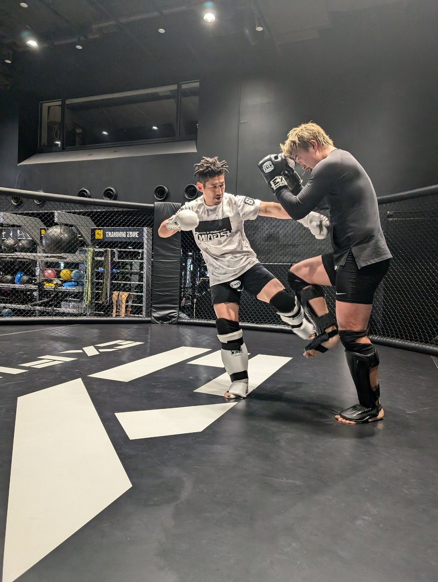 wizard0420kazu's tweet photo. 祝日を返上して、昨日今日と東京にて白須選手のトレーニングとスパーリング🥊🥊
スパーリングパートナーにはEITO選手を🤝
やるべき事が明確に見えたトレーニングでした!
あと少し!しっかり作り上げていきましょう🔥
共に勝利を🤝🔥
#白須康仁
#LLCWIZARD
#WIZARDKICKBOXINGGYM
#共に勝利を https://t.co/kuPIr1EtYt