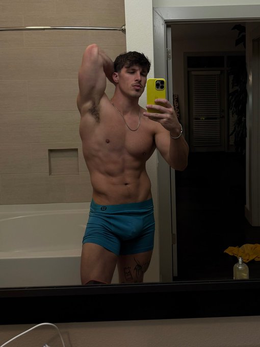 Watch Zac's leaked NSFW photo on TwXstars