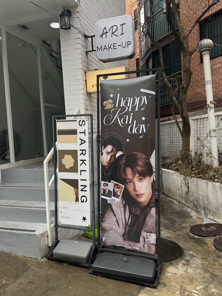 zkdlin_916's tweet photo. 카페 스타클링

포토존이 너무 예쁘게 꾸며져 있었던 카페 처음에는 왜 이름이 거꾸로 되어있지..했는데 뒤 쪽 거울로보면 완벽한 kai 내부는 작았지만 알차게 꾸며져있었고 특전인 인형파우치도 예뻐서 바로 사용ღ 거울 앞에 있던 저 등신대 갖고싶다..
#따뜻한_종인이의_겨울생일
#종인아_생일축하해 https://t.co/oO5ZC7o0sX