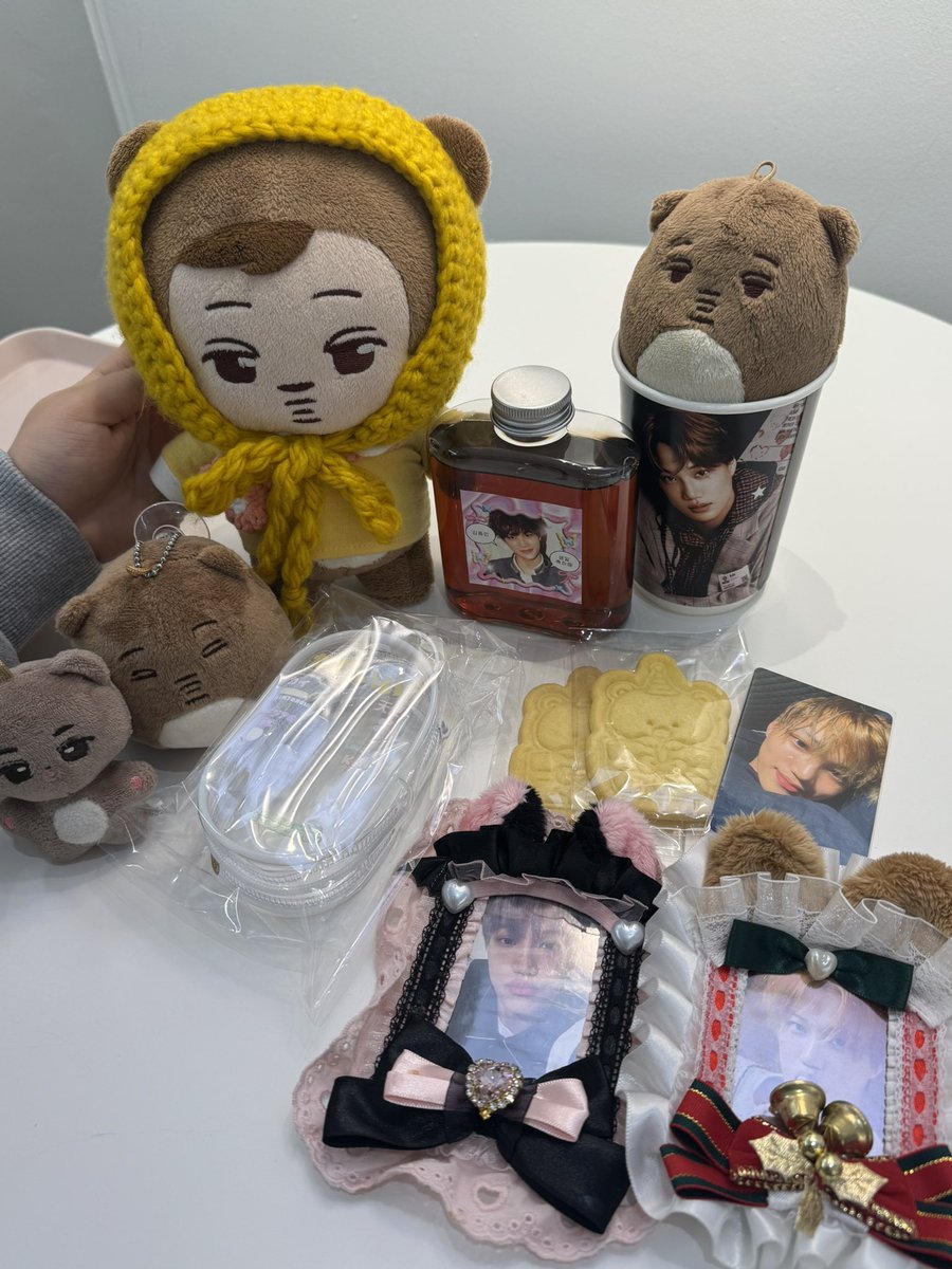 zkdlin_916's tweet photo. 카페 스타클링

포토존이 너무 예쁘게 꾸며져 있었던 카페 처음에는 왜 이름이 거꾸로 되어있지..했는데 뒤 쪽 거울로보면 완벽한 kai 내부는 작았지만 알차게 꾸며져있었고 특전인 인형파우치도 예뻐서 바로 사용ღ 거울 앞에 있던 저 등신대 갖고싶다..
#따뜻한_종인이의_겨울생일
#종인아_생일축하해 https://t.co/oO5ZC7o0sX