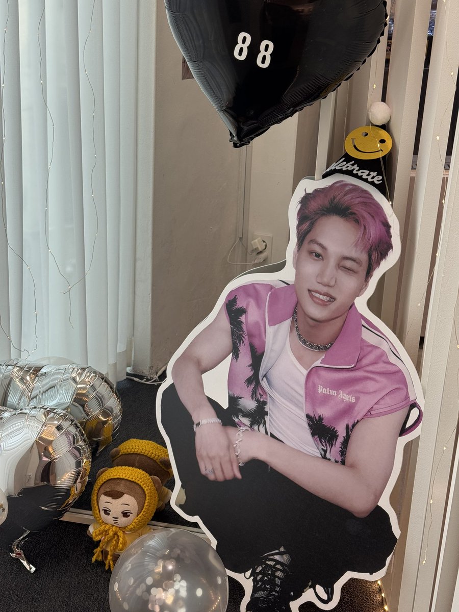 zkdlin_916's tweet photo. 카페 스타클링

포토존이 너무 예쁘게 꾸며져 있었던 카페 처음에는 왜 이름이 거꾸로 되어있지..했는데 뒤 쪽 거울로보면 완벽한 kai 내부는 작았지만 알차게 꾸며져있었고 특전인 인형파우치도 예뻐서 바로 사용ღ 거울 앞에 있던 저 등신대 갖고싶다..
#따뜻한_종인이의_겨울생일
#종인아_생일축하해 https://t.co/oO5ZC7o0sX