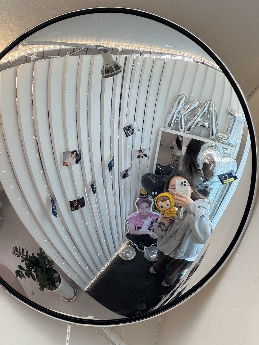 zkdlin_916's tweet photo. 카페 스타클링

포토존이 너무 예쁘게 꾸며져 있었던 카페 처음에는 왜 이름이 거꾸로 되어있지..했는데 뒤 쪽 거울로보면 완벽한 kai 내부는 작았지만 알차게 꾸며져있었고 특전인 인형파우치도 예뻐서 바로 사용ღ 거울 앞에 있던 저 등신대 갖고싶다..
#따뜻한_종인이의_겨울생일
#종인아_생일축하해 https://t.co/oO5ZC7o0sX