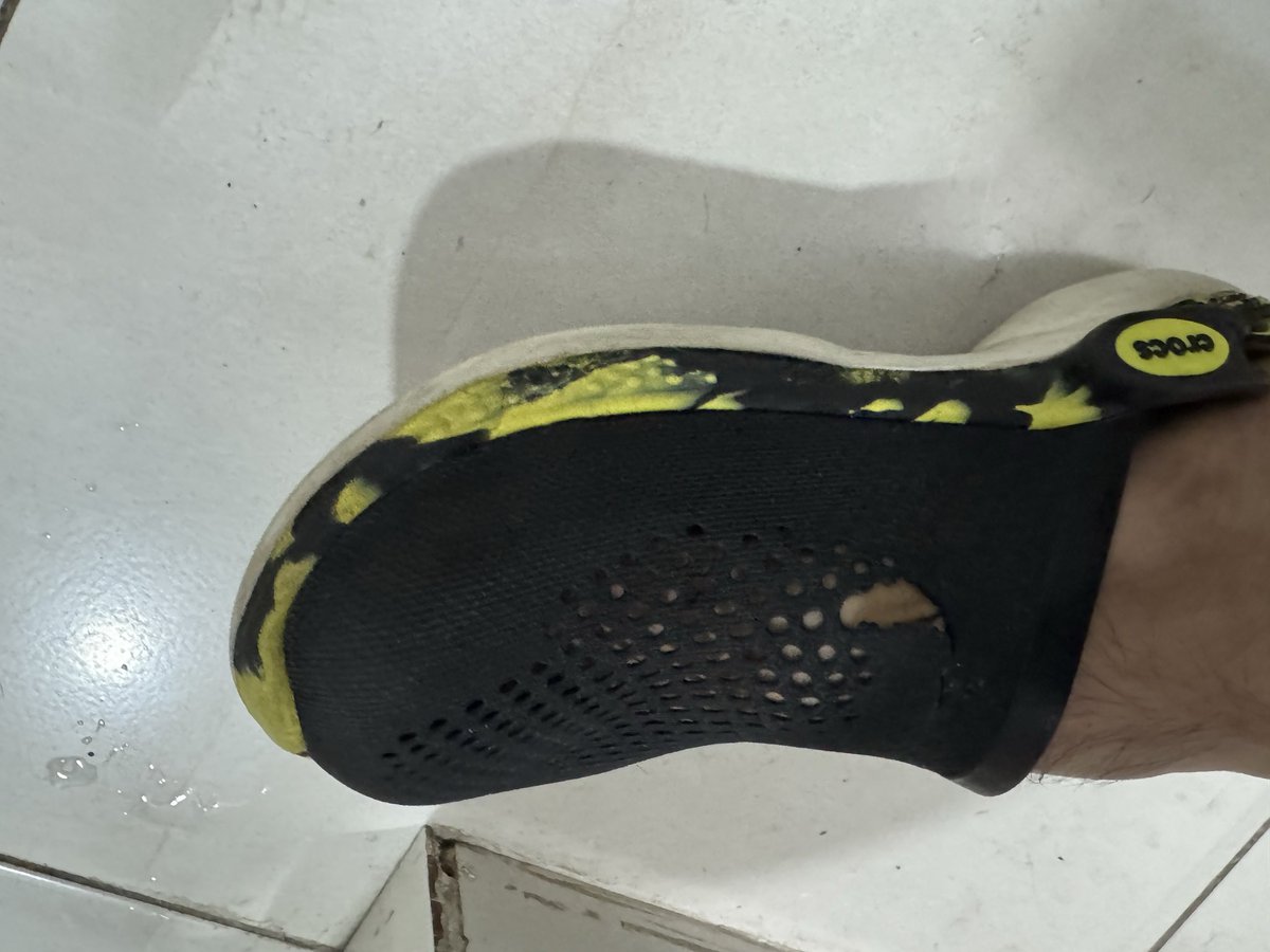 Henry__Squire's tweet photo. Que pasó con tu calidad @Crocs? solo 4 meses de uso y ya están rotas, tengo otros 2 modelos igual que estas y también se rompieron de la misma forma #crocs #poorquality https://t.co/x6mrL73YVK