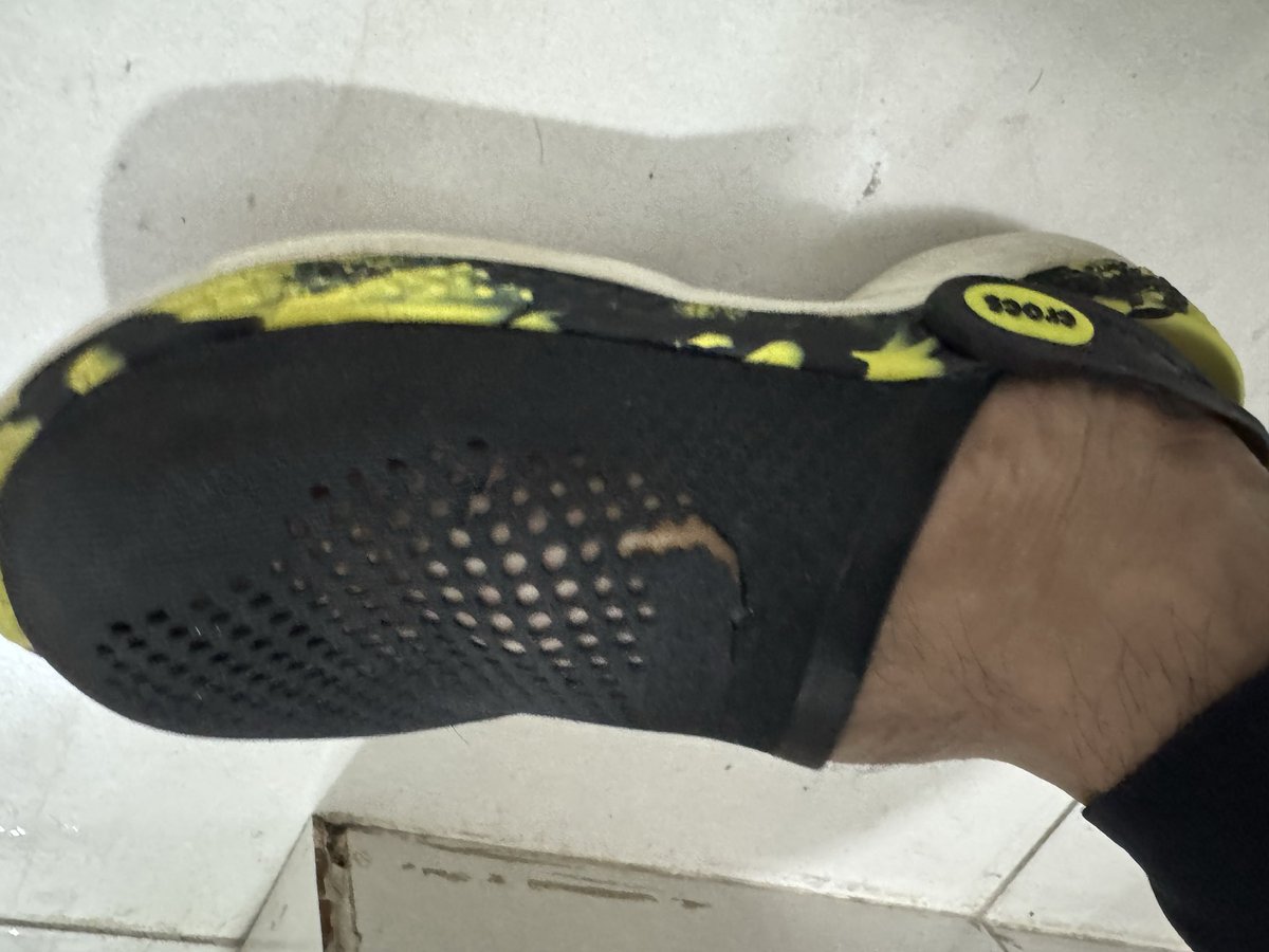 Henry__Squire's tweet photo. Que pasó con tu calidad @Crocs? solo 4 meses de uso y ya están rotas, tengo otros 2 modelos igual que estas y también se rompieron de la misma forma #crocs #poorquality https://t.co/x6mrL73YVK