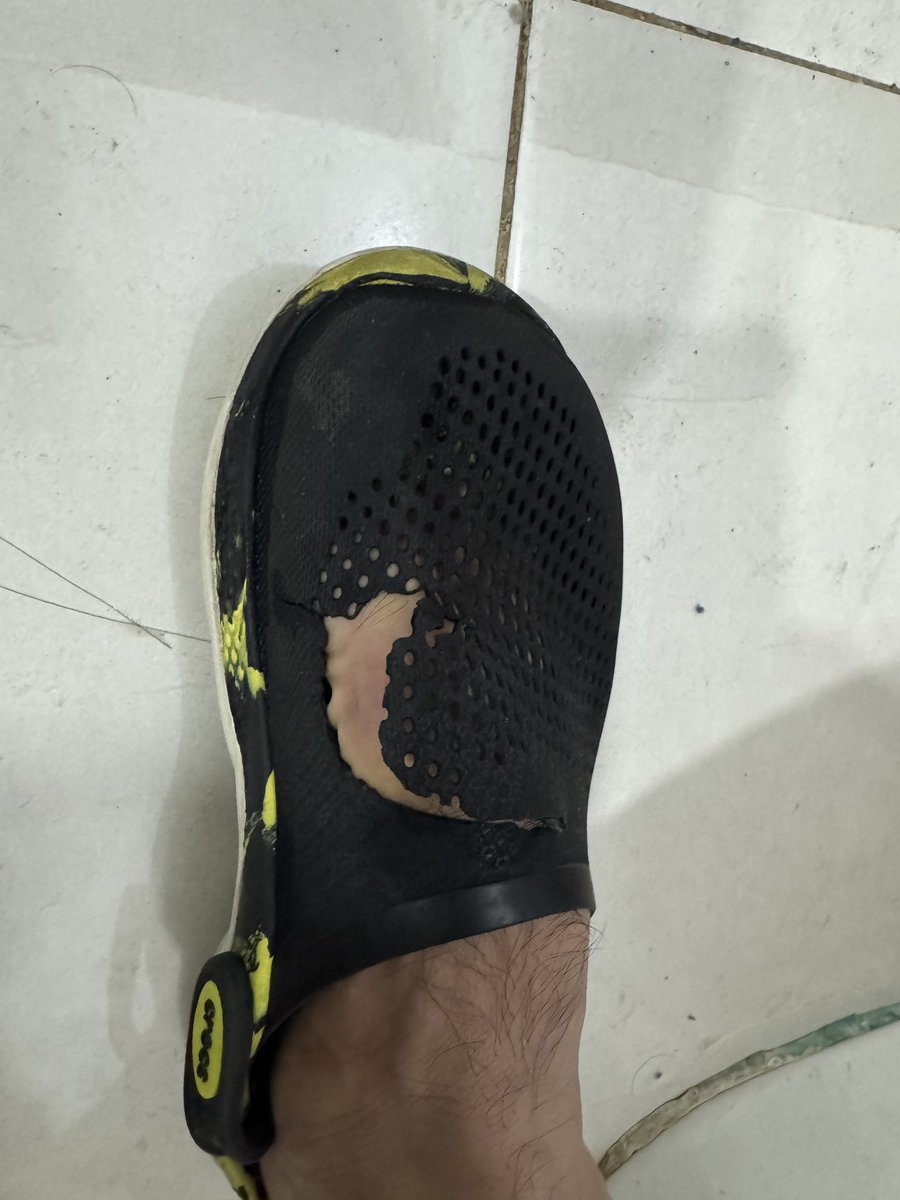 Henry__Squire's tweet photo. Que pasó con tu calidad @Crocs? solo 4 meses de uso y ya están rotas, tengo otros 2 modelos igual que estas y también se rompieron de la misma forma #crocs #poorquality https://t.co/x6mrL73YVK