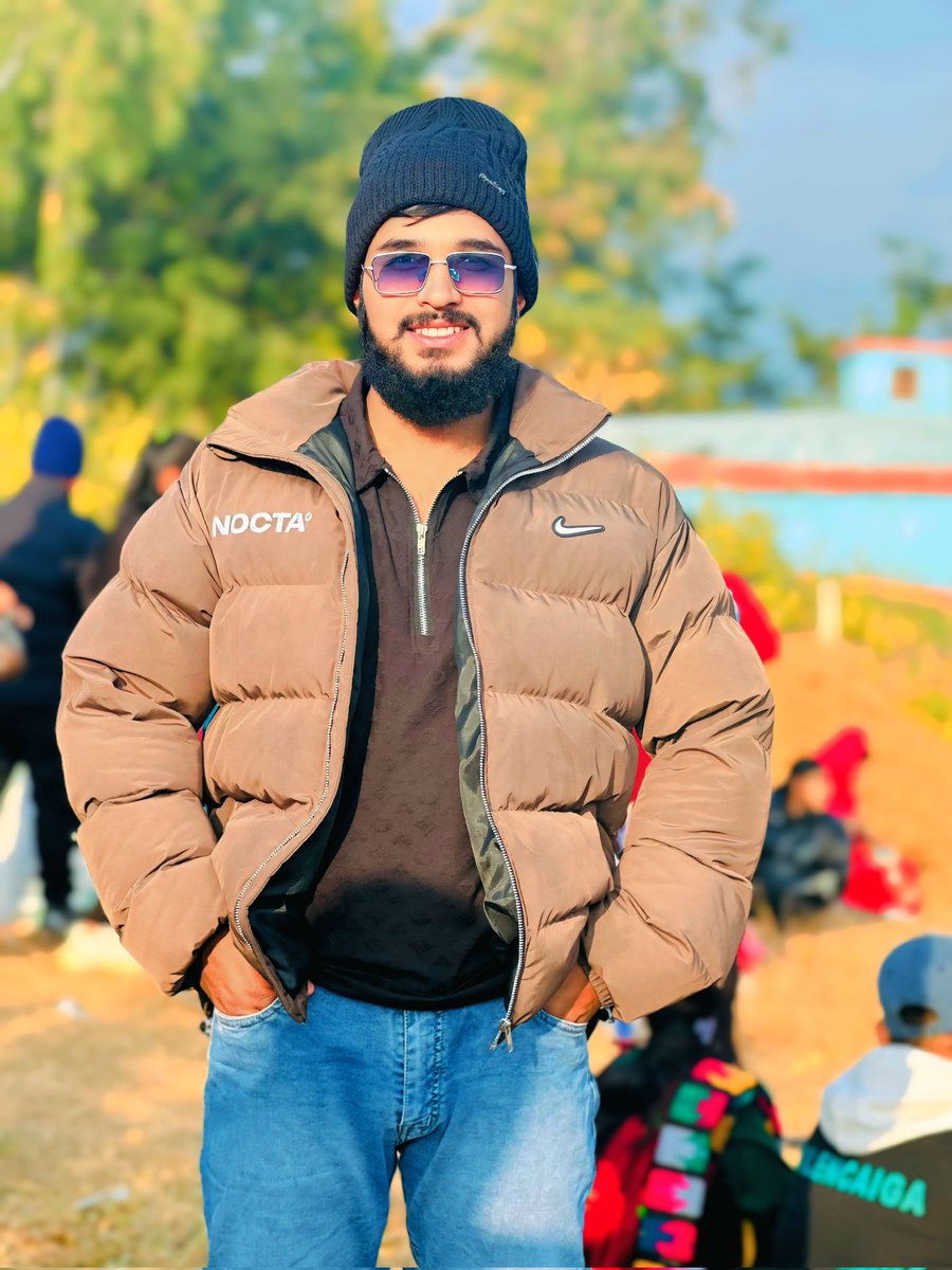 मलाई सबैको अगाडि राम्रो हुनु छैन म उसको लागि अनमोल छु जसले मलाई बुझेको छ!!