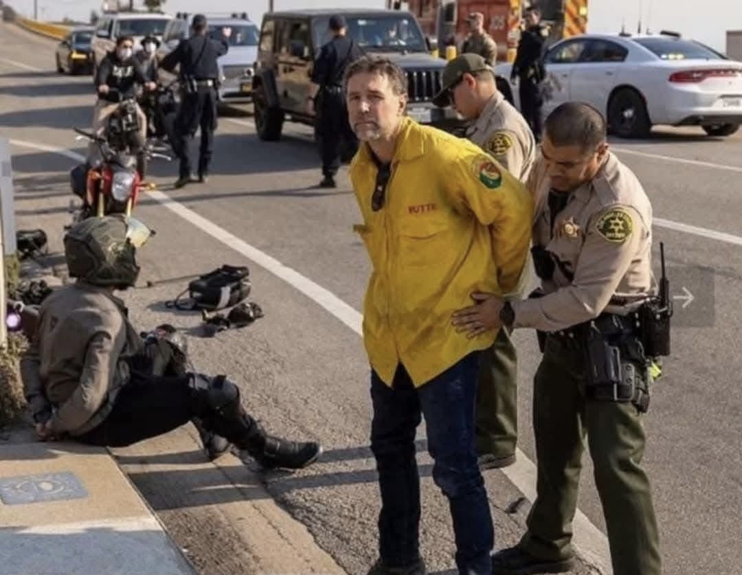 Looting Suspect Dressed Like Firefighter 👨🏻‍🚒 

Dozens of looters have been arrested in the fire zones over the last week. This individual was arrested near #Malibu dressed like a firefighter while allegedly burglarizing homes in the area.
