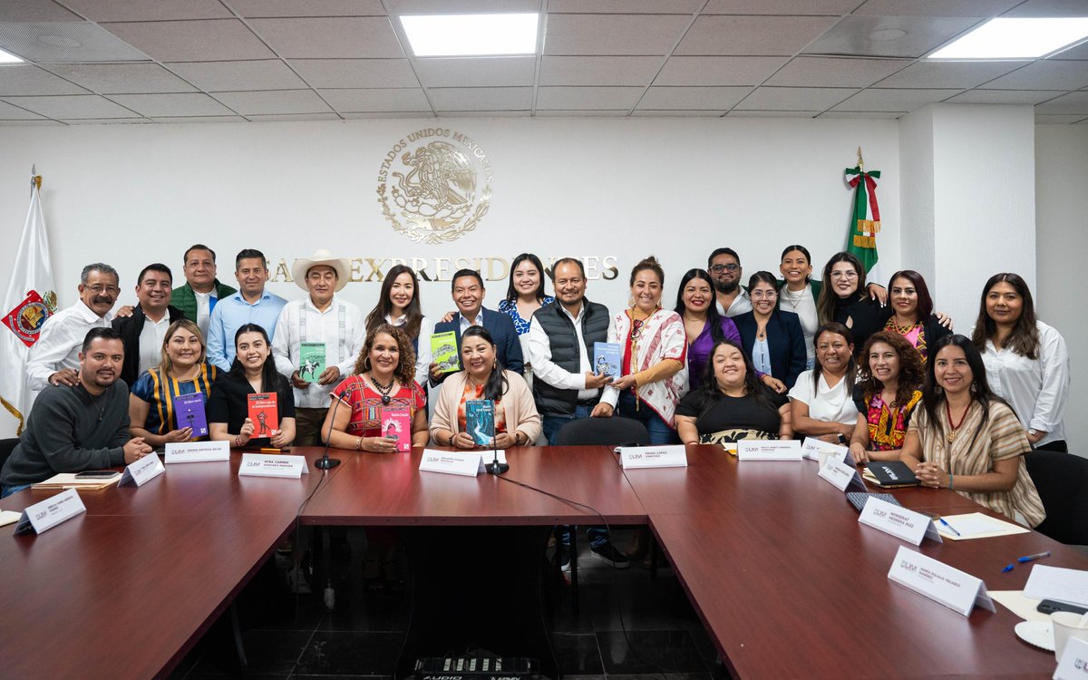 maryvelasco4t's tweet photo. ¡Promoviendo el acceso a la lectura en Oaxaca! 📖✨ Junto al Grupo Parlamentario de Morena, nos reunimos con la Mtra. Carmen Sánchez Parada para impulsar programas que acerquen los libros a nuestras comunidades. ¡La lectura transforma! 📚🌟 #MaryVelascoDistritoXXV #DistritoXXV https://t.co/64C0a8LV6d