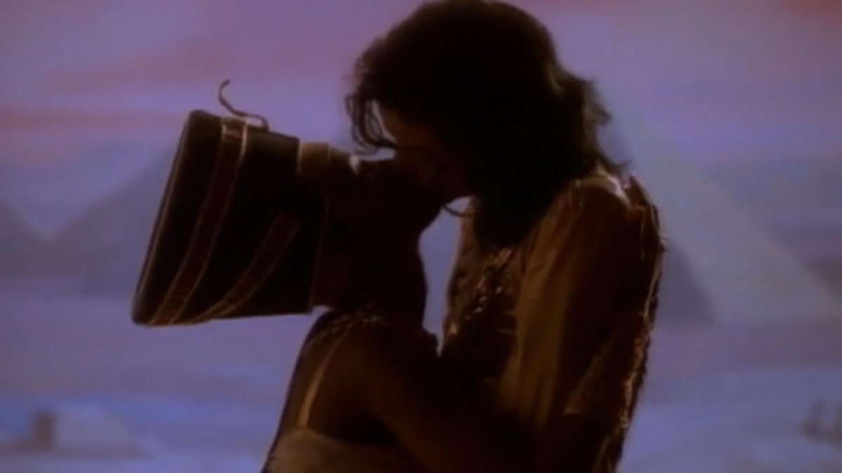 PopCrave's tweet image. 33 years ago today, Michael Jackson released “Remember the Time.”