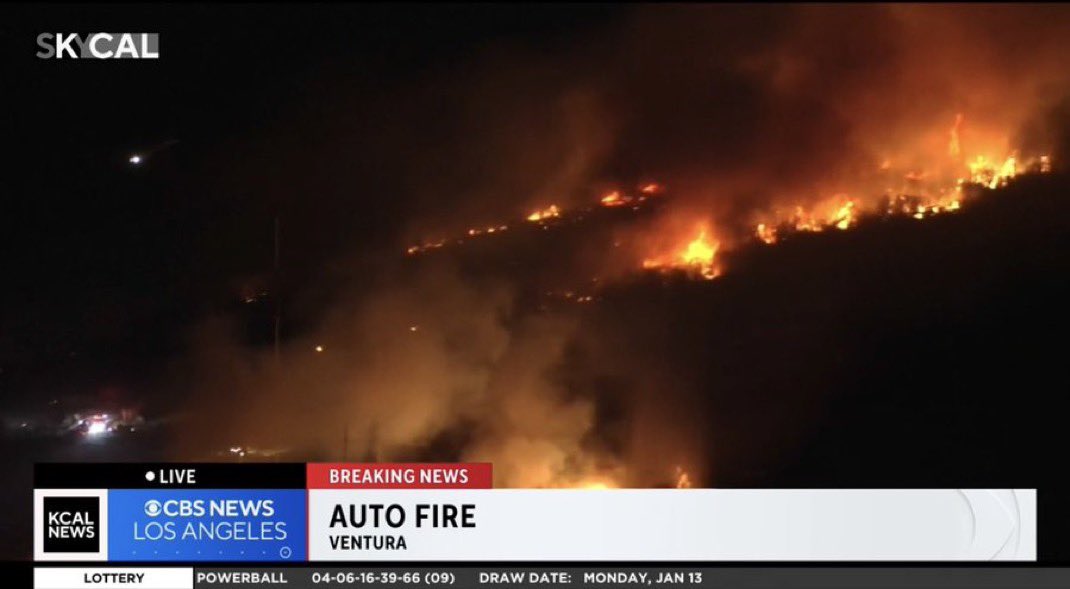 TheDailyRuss's tweet photo. Oxnard and Ventura California fires in high winds 😮🔥 #AutoFire #Windmageddon #CaliforniaWildfires #Ventura #VenturaCounty #PalisadesFires https://t.co/0KwendnmvV