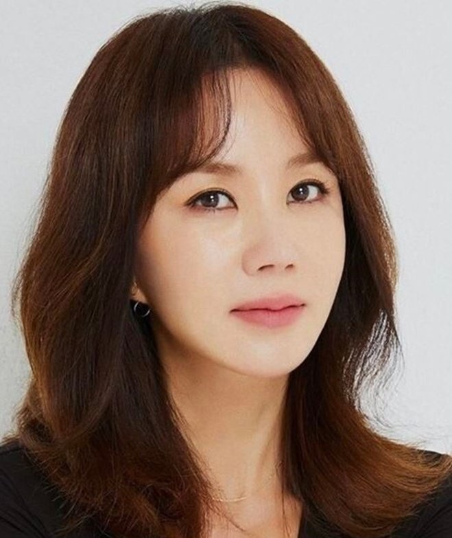 daheeverse's tweet photo. #UHMJUNGHWA reportedly will lead new drama 'My Golden Star' along w/ #SongSeungHeon
She will play a top star who rose to stardom & won the youngest Best Actress Award but suddenly gets into an accident & begins to live a completely different life.
🔗 https://t.co/ysE8HctID9 https://t.co/BMTNm7LQtp