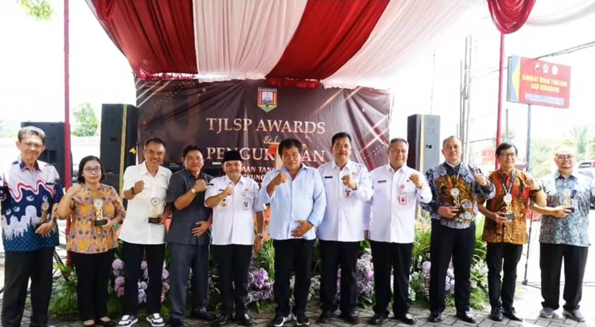 fmcapac's tweet photo. 🌟Proud moment for our FMC team in the Ungaran manufacturing plant in Indonesia, winning the top award in Environmental Preservation at the TJSLP Awards 2024 hosted by the Semarang Regency Government. 🎉From waste management to reforestation, we're driving sustainability forward! https://t.co/5YPvUB7PjK